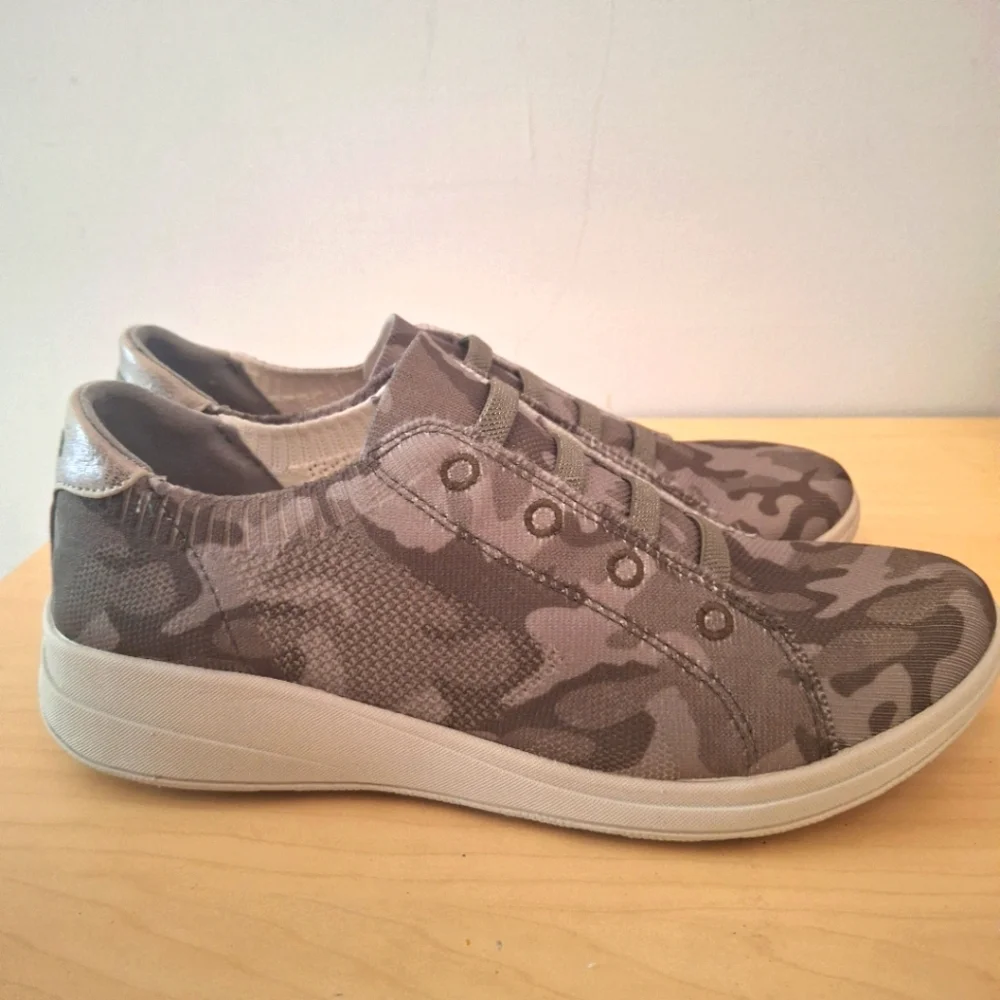 BZEES Camoflage Low-Top Sneakers with Beige Sole - Picture 1 of 6
